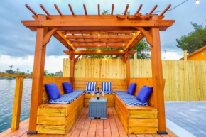 5 Star Pergola & Dine on Sun-Splashed Luxury Deck